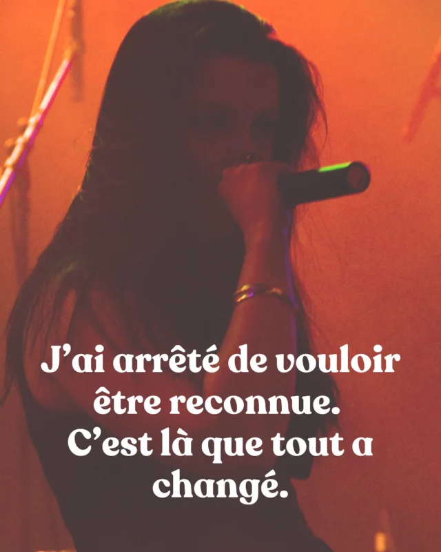 🎤 Faire pour être vue.
📍 Ou faire pour se sentir alignée ?

Pendant des années, j’ai chanté pour être entendue.
Parce que je voulais qu’on me remarque.
Parce que j’avais été trop souvent ignorée.
Et aussi… parce que j’étais en colère.

Je ne cherchais pas à “progresser vocalement”.
Je voulais qu’on m’écoute. Qu’on me voie.
Et puis, l’acné est arrivée.
Et j’ai tout arrêté.

Aujourd’hui je chante à nouveau.
Mais cette fois-ci, je le fais POUR MOI.
Pas pour briller dans les yeux des autres.
Pas pour “réussir”.
Juste pour me reconnecter à une joie profonde.
Pour ressentir. Pour vibrer. Pour me libérer.

C’est fou ce que la vie devient plus douce
quand on arrête de courir après la reconnaissance.

🌿 Tu veux, toi aussi, te libérer de ce stress intérieur qui te ronge ?
Tu veux apprendre à faire les choses pour toi, pas pour combler une blessure ?

💌 Télécharge mon guide gratuit :
"Libère-toi de l’anxiété : comprendre et apaiser ton corps et ton mental"
→ Le lien est dans ma bio.
Avec amour,
Alexandra
__________
#anxiété #hypersensibilité #nervoussystem #stress #acneadulte #acnéféminine  #gestiondustress #thegoodbalance #acné #acnéhormonal #acnécontrol #acnésolution